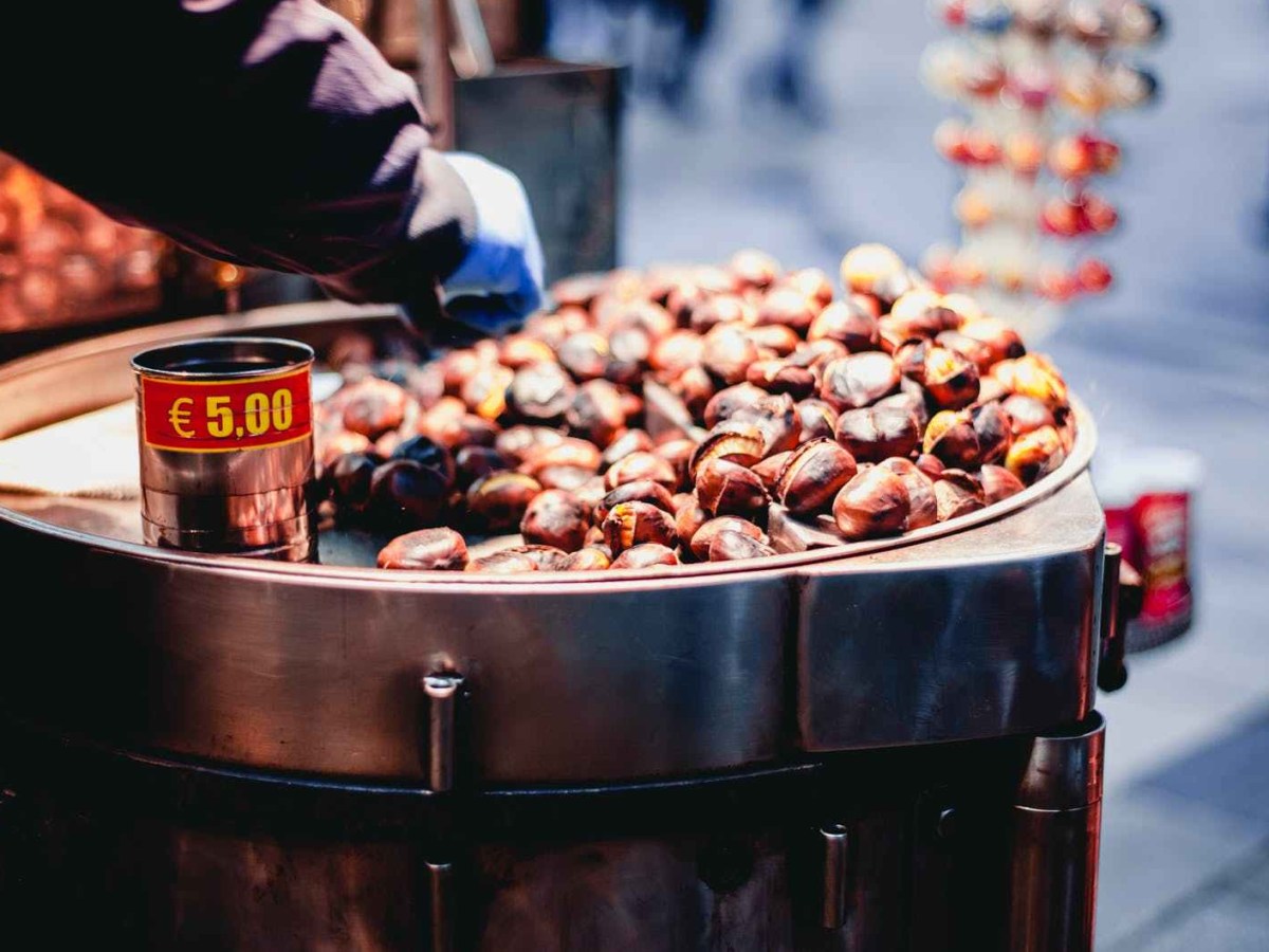 糖炒栗子：秋日巷口熱呼呼的糖炒栗子，是異鄉奮鬥姊妹的甜蜜慰藉